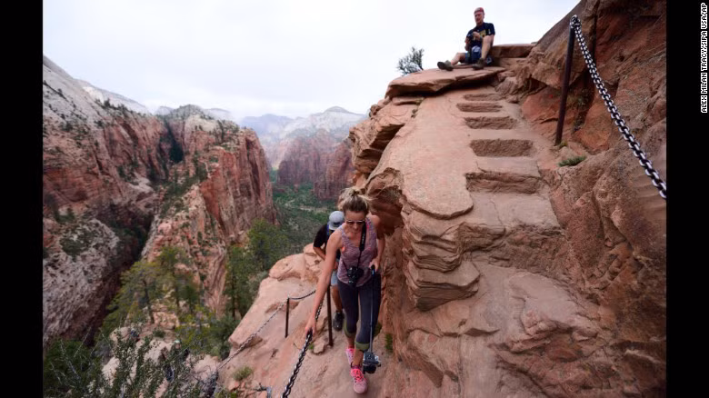 Những du khách khám phá Công viên quốc gia Zion và trải nghiệm cảm giác leo lên trên đỉnh Angels Landing. Tuy nhiên khi du lịch nơi đây có thể gặp một số nguy hiểm như sự giảm nhiệt cơ thể, kiệt sức do nắng nóng hay những trận mưa dông sấm chớp.