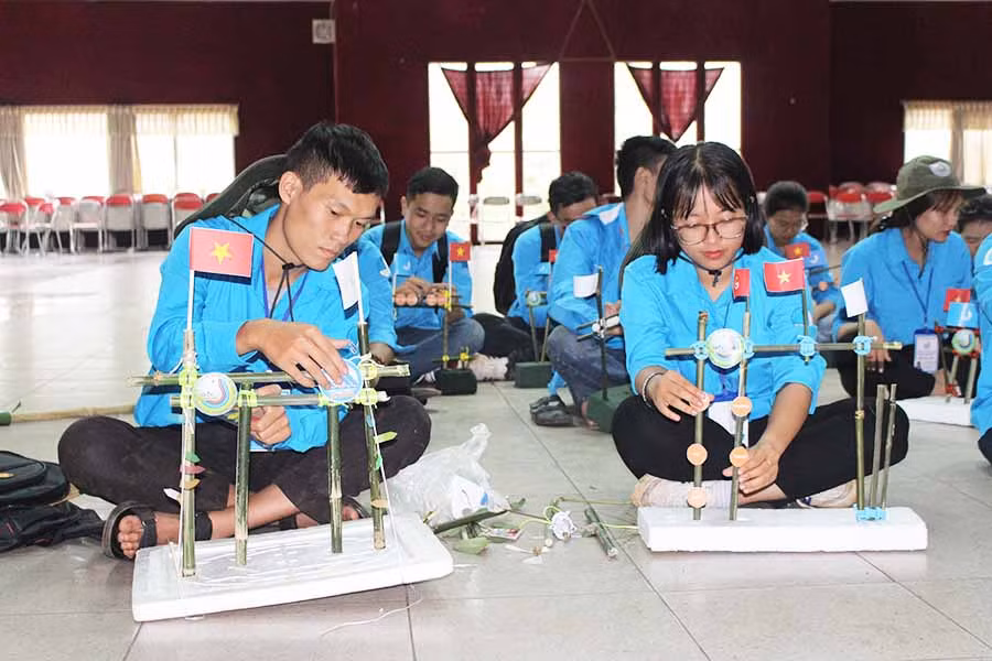  Các trại sinh tham gia phần thi thiết kế mô hình cổng trại. Ảnh: P.L