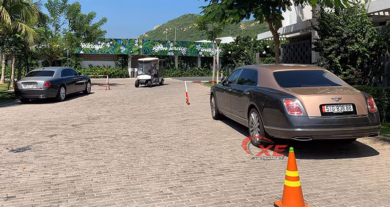 Sánh vai cùng Bentley Mulsanne EWB 2018 là môt chiếc Rolls-Royce 