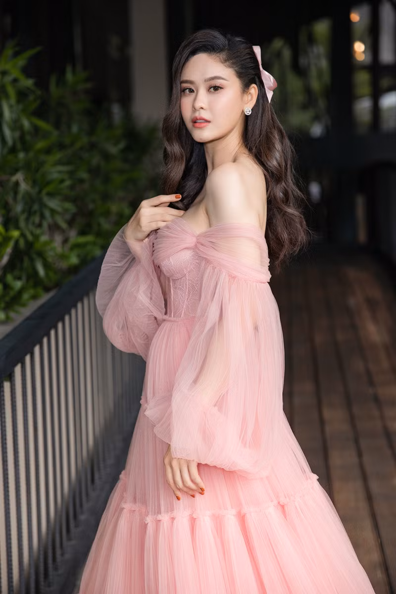 Sau biến cố hôn nhân, Trương Quỳnh Anh vẫn giữ được vẻ đẹp rạng ngời với thần thái tỏa sáng.