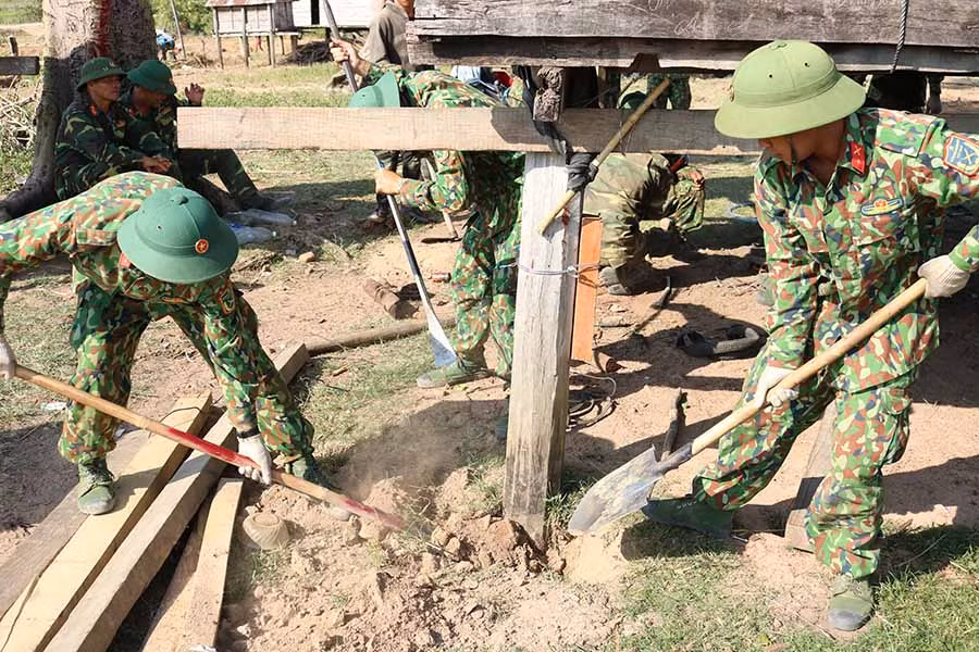 Những chiến sĩ trẻ giúp dân dời nhà. Ảnh: N.S