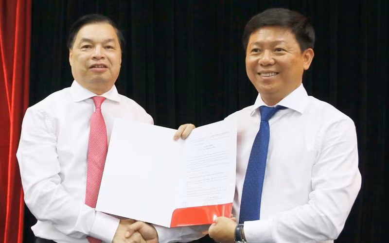 Thay mặt Lãnh đạo Ban Tuyên giáo Trung ương, ông Lê Mạnh Hùng trao quyết định bổ nhiệm cho ông Trần Thanh Lâm.