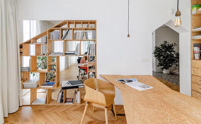 Dùng giá sách để tạo vách ngăn giữa các bàn của nhân viên. Dùng giá sách để tạo vách ngăn giữa các bàn của nhân viên.