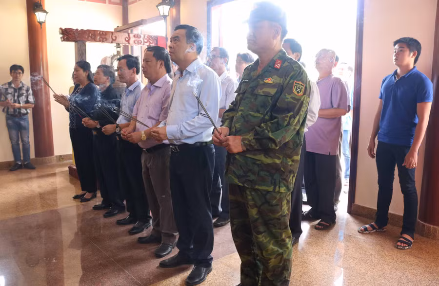  Các đồng chí lãnh đạo tỉnh dâng hoa, dâng hương tại Khu Di tích lịch sử cách mạng của tỉnh tại xã Krong. Ảnh: Ngọc Sang