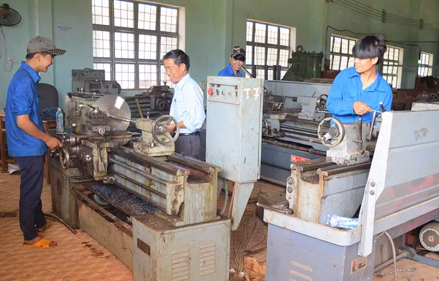  Học nghề công nghệ ô tô ở Trường Cao đẳng nghề Gia Lai. Ảnh: Đinh Yến