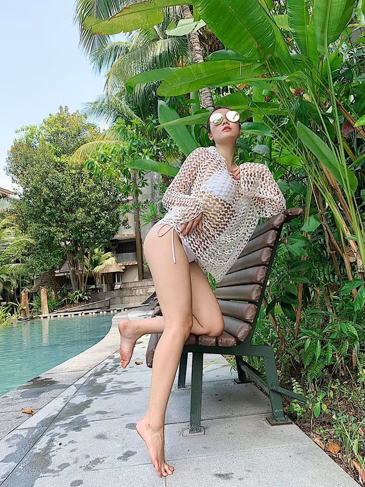  Từng trải qua một lần sinh nở nhưng cựu hot girl Huyền Lizzie vẫn giữ được vóc dáng quyến rũ, gợi cảm như thời con gái.