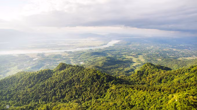 Vườn quốc gia Ba Vì cách Hà Nội khoảng 60 km về phía tây, rộng gần 11.000 ha. Nơi đây có hệ động thực vật phong phú và đa dạng, phù hợp để nghỉ dưỡng hoặc khám phá cho nhiều lứa tuổi.