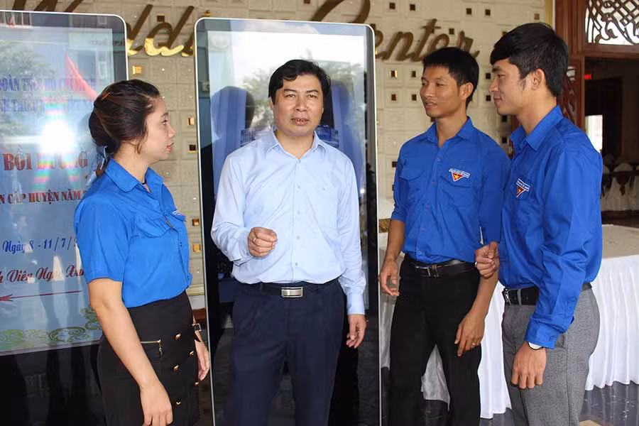  Tiến sĩ Nguyễn Hải Đăng (thứ 2 từ trái qua)-Giám đốc Học viện Thanh thiếu niên Việt Nam trao đổi với các học viên tham gia lớp bồi dưỡng Bí thư Đoàn cấp huyện tổ chức tại tỉnh Gia Lai. Ảnh: P.L
