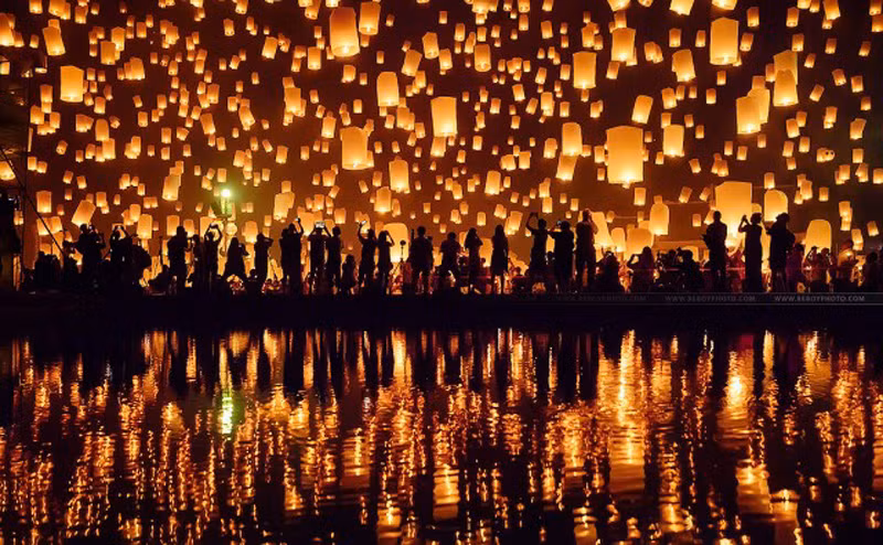 Được tổ chức tại Chiang Mai, Thái Lan, lễ hội Yi Peng là một đại lễ tôn giáo, hàng ngàn người dân Thái Lan cùng thả đèn lồng rực rỡ lên bầu trời và cầu nguyện. Một tuần sau buổi lễ truyền thống, lễ hội thả đèn thứ hai được tổ chức cho người nước ngoài, và các sự kiện diễu hành, nhảy múa hay pháo hoa đều được tổ chức trong thành phố vào dịp cuối tuần.