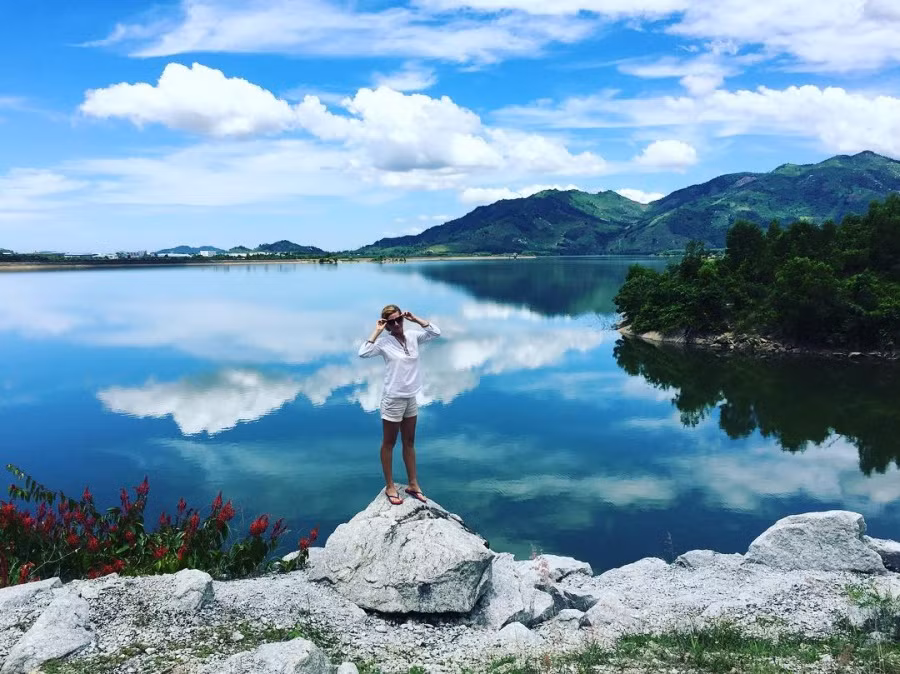 Ở trên đảo, người dân dựng một ngôi miếu để thờ cúng, cầu cho những chuyến đi biển thuận buồm xuôi gió. (Ảnh: Davaiopdavai) Ở trên đảo, người dân dựng một ngôi miếu để thờ cúng, cầu cho những chuyến đi biển thuận buồm xuôi gió. (Ảnh: Davaiopdavai)