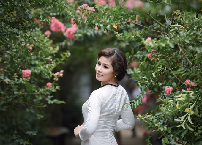 5 Khách đến vườn đa phần là người thích chụp ảnh, yêu hoa và các gia đình. Theo chủ vườn, lượng khách đông hơn vào cuối tuần, cao điểm tới gần 1.000 lượt một ngày. Vườn hoa mở cửa các ngày trong tuần, vé vào cổng giá 30.000 đồng mỗi người. Những người làm nghề chụp ảnh, trang điểm được miễn phí vé. Con đường hoa tường vi nằm ở lối vào của một trang trại tư nhân rộng gần 50.000 m2, trồng hoa và các loài thực vật. Tại đây còn có đầm sen, mê cung cây, vườn ươm… đều phù hợp để khách tới tham quan và vui chơi.