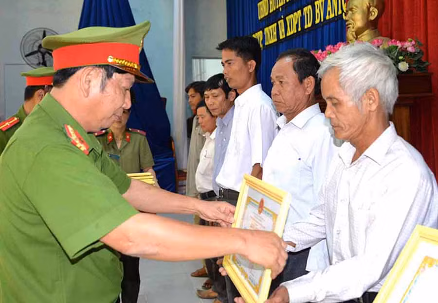  Đại tá Lê Quang Trung-Trưởng Công an huyện Phú Thiện trao giấy khen của Giám đốc Công an tỉnh cho ông Nguyễn Nghĩa Thắng. Ảnh: M.H