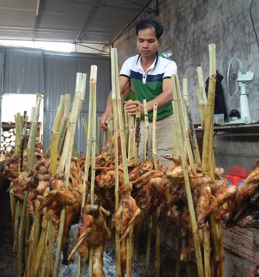  Anh Plit với món gà nướng đặc trưng của quán cũng như của xã Tân Sơn. Ảnh: N.D