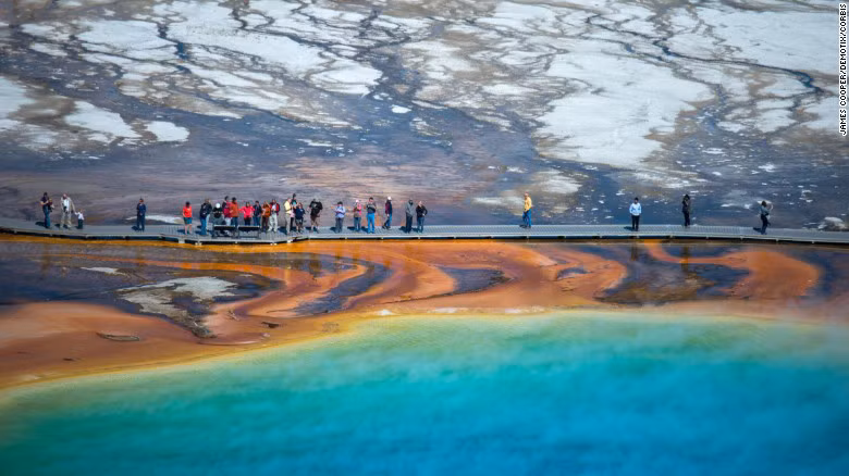 Công viên quốc gia Yellowstone là công viên quốc gia đầu tiên trên thế giới được thành lập vào năm 1872. Du khách có thể ngắmsuối nước nóng Grand Prismatic. Yellowstone cũng là nơi tập trung một nửa suối nước nóng trên thế giới.