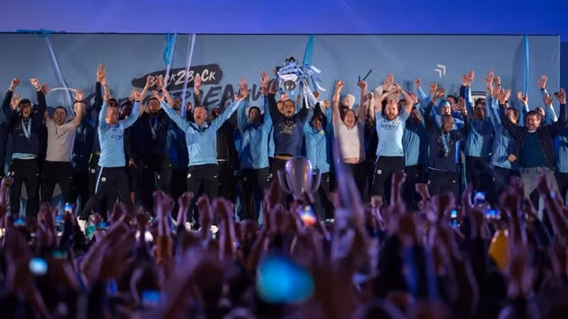 Trong khi đó, Man City là đội đứng thứ 2 trong việc chi tiêu nhiều nhất trên thị trường chuyển nhượng. Thế nhưng, thu nhập của CLB suốt 5 năm qua không được khả quan. Đương kim vô địch Premier League chỉ đứng thứ 9 trong danh sách với số tiền đem về là 280.2 triệu euro. Trong khi đó, Man City là đội đứng thứ 2 trong việc chi tiêu nhiều nhất trên thị trường chuyển nhượng. Thế nhưng, thu nhập của CLB suốt 5 năm qua không được khả quan. Đương kim vô địch Premier League chỉ đứng thứ 9 trong danh sách với số tiền đem về là 280.2 triệu euro.