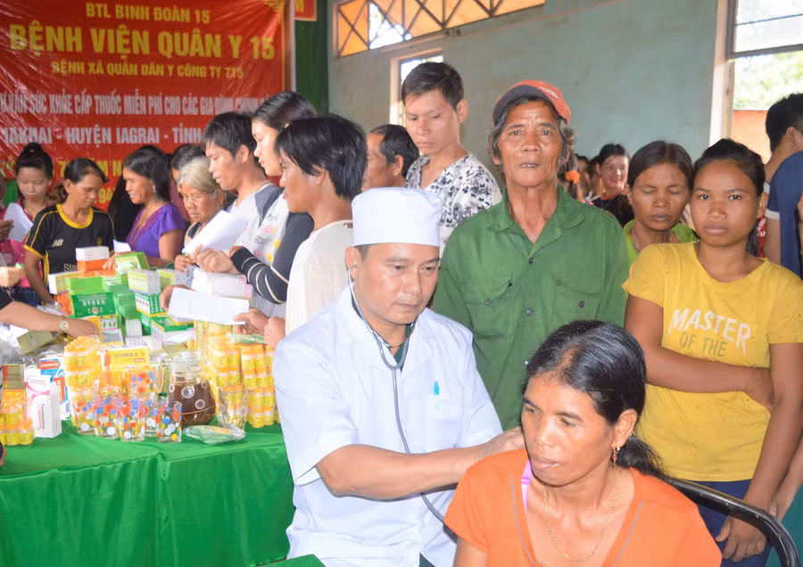 Các y, bác sĩ đang khám bệnh cho bà con. Ảnh: Đinh Yến