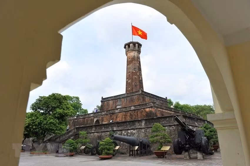 Cột cờ Hà Nội được xây dựng năm 1812, là công trình còn nguyên vẹn và hoành tráng nhất trong quần thể di tích Hoàng thành Thăng Long.