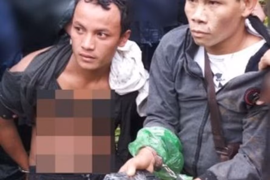 Hai đối tượng người Lào đưa ma túy sang Việt Nam thì bị bắt giữ. Ảnh công an Kon Tum