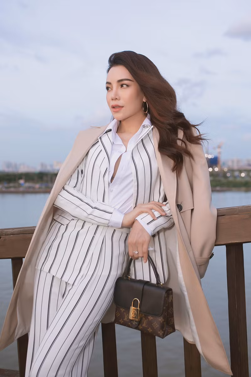 Chiếc túi xách nhỏ nhắn và đôi bông tai cũng được Trà Ngọc Hằng lựa chọn tỉ mỉ, giúp cô thêm phần rạng rỡ và trông không khác gì một quý cô Âu châu thành thị xinh đẹp.