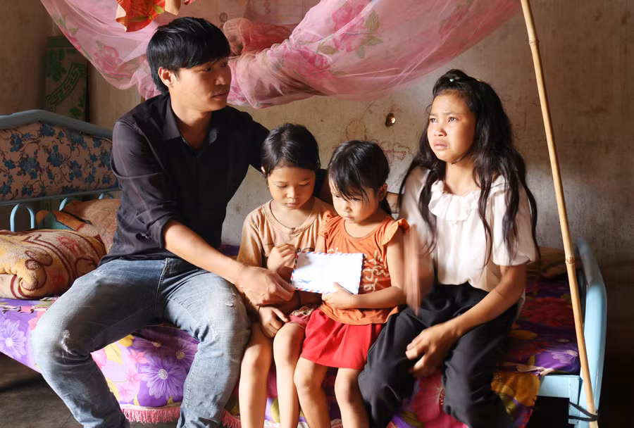 Báo Gia Lai trao tiền bạn đọc giúp 3 cháu nhỏ có hoàn cảnh khó khăn ở làng Pan (xã Dun, huyện Chư Sê). Ảnh: Phạm Ngọc