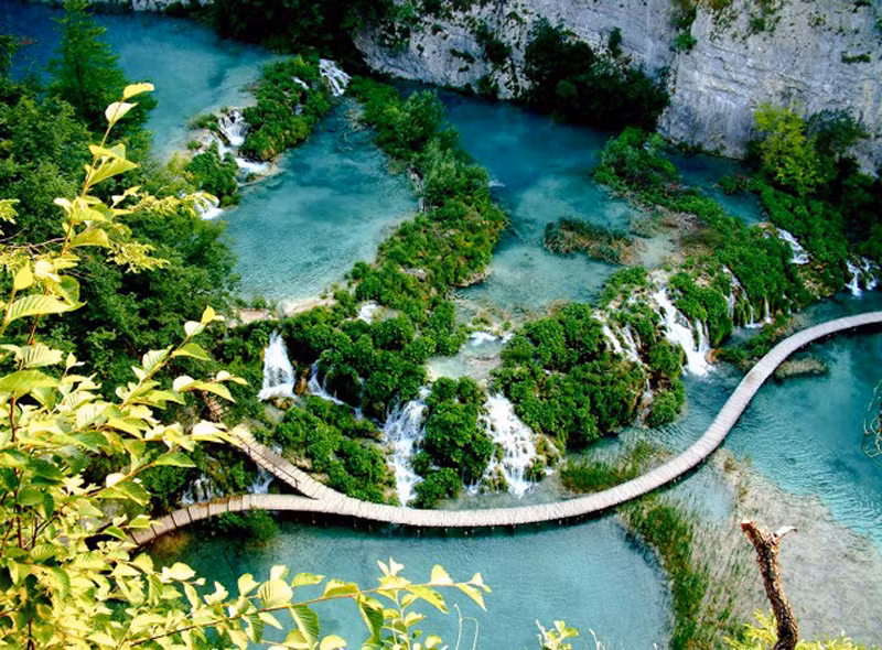  Nằm trong trung tâm Croatia, gần đường biên giới giữa Bosnia và Herzegovina, được bao phủ bởi rừng rậm, hồ Plitvice là một cảnh tượng đẹp mắt, với 16 hồ trong suốt đổ xuống và tạo ra hàng loạt những dòng thác nước giàu chất khoáng.