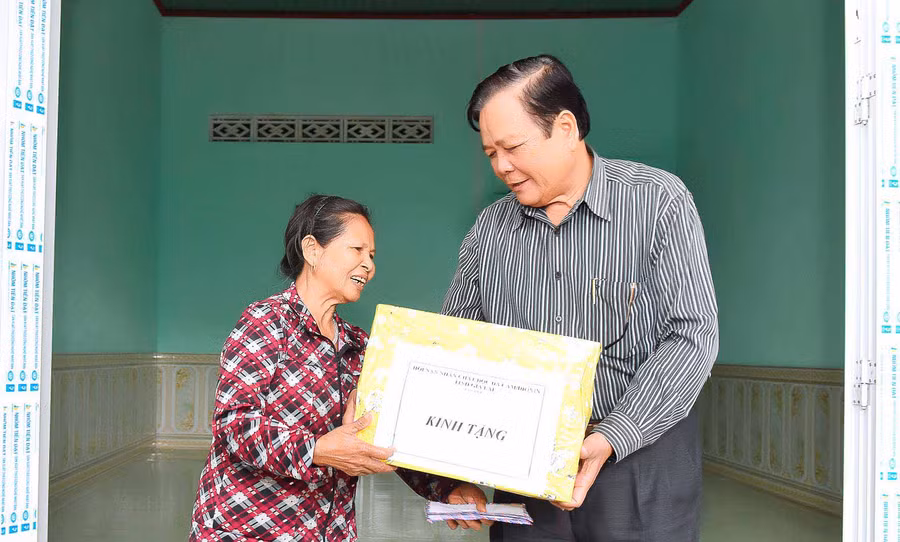 Ông Bùi Thanh Hoàng-Phó Chủ tịch Thường trực Hội nạn nhân chất độc da cam/dioxin tỉnh trao quà cho gia đình. Ảnh: Đức Thụy