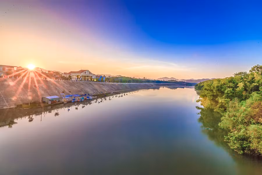 Bình minh trên sông Tiên, con sông nổi tiếng vì chảy ngược dòng lên núi. Bình minh trên sông Tiên, con sông nổi tiếng vì chảy ngược dòng lên núi.