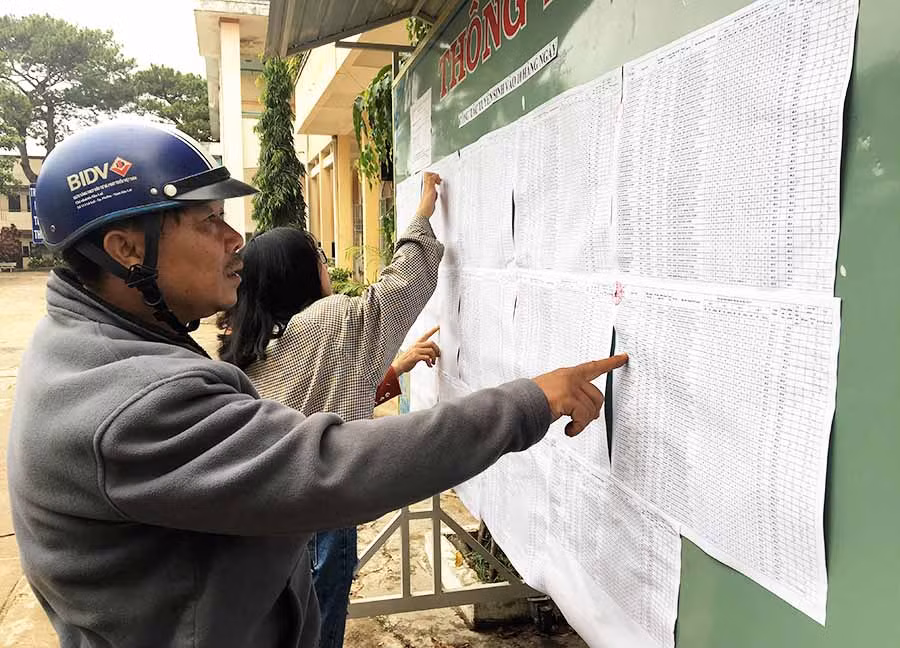  Các trường công khai chỉ tiêu tuyển sinh, niêm yết danh sách hàng ngày để phụ huynh, học sinh tiện theo dõi. Ảnh: N.G