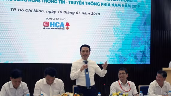 Bộ trưởng Bộ Thông tin và Truyền thông Nguyễn Mạnh Hùng phát biểu tại buổi gặp gỡ. (Ảnh: Tiến Lực/TTXVN)
