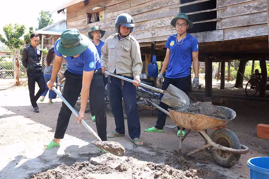  Sinh viên Trường Đại học Công nghệ TP. Hồ Chí Minh xây nhà vệ sinh cho hộ nghèo xã Ia Peng, huyện Phú Thiện. Ảnh: N.S