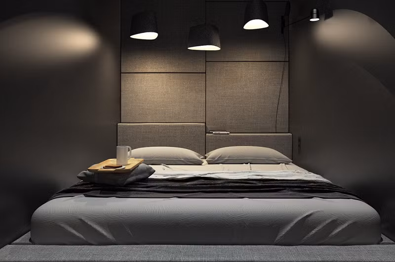  Phòng ngủ màu tối yên tĩnh, chiếc giường ngủ thấp giúp đẩy phần trần nhà cao hơn.