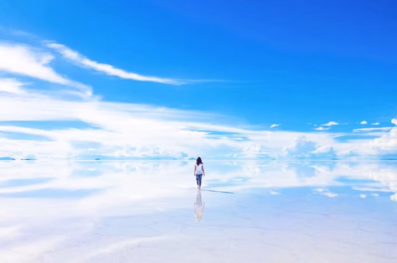  Với diện tích 4086 dặm vuông, Salar de Uyuni ở phía Tây Nam Bolivia là cánh đồng muối rộng nhất thế giới, được hình thành từ quá trình biến đổi chất giữa các hồ trong quá khứ. Nơi đây cho bạn cơ hội chụp những bức hình đẹp như đang đi trên mặt nước.