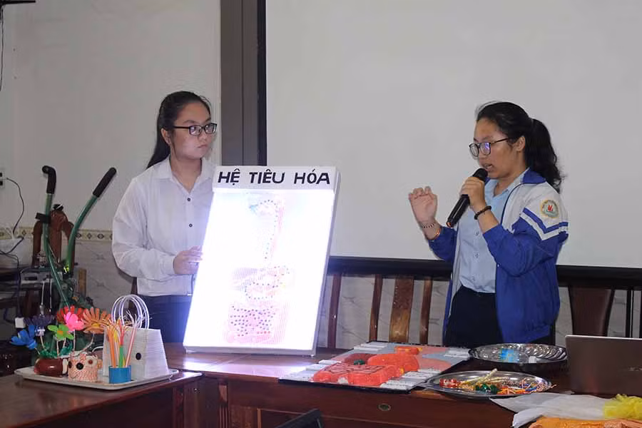 2Từ vật liệu tái chế, nhóm học sinh Đào Thị Thùy Trang, Huỳnh Diệp Mỹ Phụng, Lê Nhật Minh đã sáng tạo mô hình học tập “Biểu diễn đường đi của thức ăn trong hệ tiêu hóa”