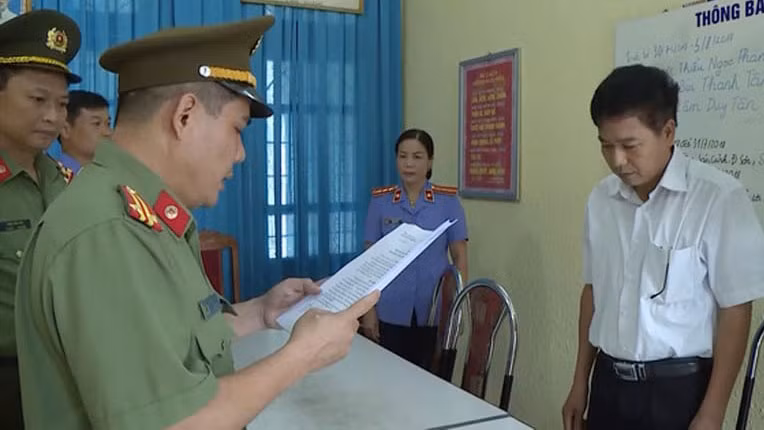 Ông Trần Xuân Yến, Phó giám đốc Sở Giáo Dục - Đào Tạo tỉnh Sơn La (áo trắng) bị truy tố về tội “Lợi dụng chức vụ, quyền hạn trong khi thi hành công vụ.” (Ảnh: Tuổi Trẻ)