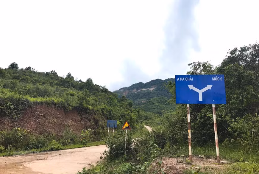 Biển chỉ dẫn đường lên cột mốc số 0. (Ảnh: Xuân Tư/TTXVN)