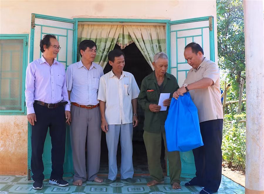 Đồng chí Rah Lan Chung tặng quà cho gia đình bệnh binh Rơ Châm Chóp (làng Hát 2, xã Ia Pia, huyện Chư Prông). Ảnh: Hồng Thương Đồng chí Rah Lan Chung tặng quà cho gia đình bệnh binh Rơ Châm Chóp (làng Hát 2, xã Ia Pia, huyện Chư Prông). Ảnh: Hồng Thương