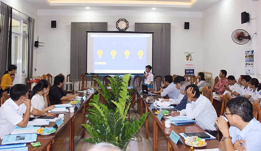 Tác giả sản phẩm thuyết trình trước Hội đồng giám khảo. Ảnh: Phan Lài