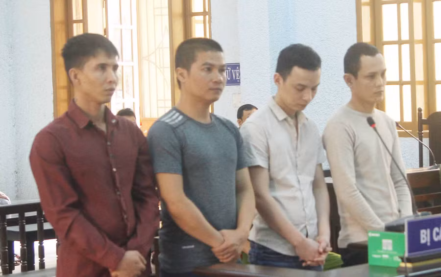 Các bị cáo tại phiên tòa xét xử. Ảnh: Văn Ngọc 