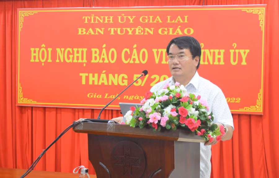 Phó Trưởng ban Tuyên giáo Tỉnh ủy Tống Thới Mốc định hướng một số nội dung tuyên truyền. Ảnh: Anh Huy