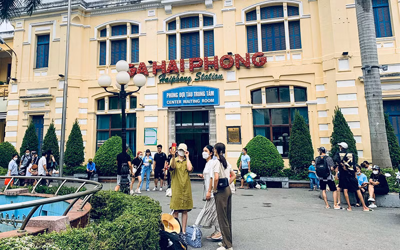  Ga Hải Phòng - điểm đến Hải Phòng bằng tàu hỏa, nhưng cũng là điểm check-in thu hút giới trẻ.