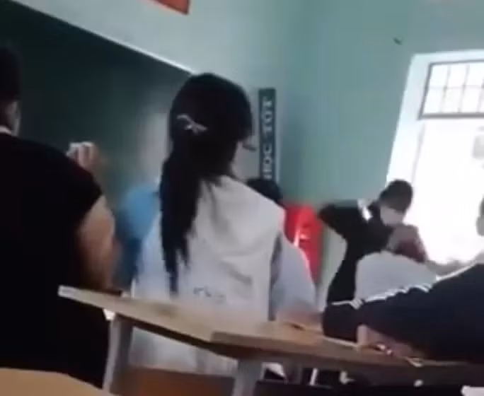Nữ sinh dùng mũ bảo hiểm phang tới tấp lên đầu bạn nam trước mặt thầy giáo