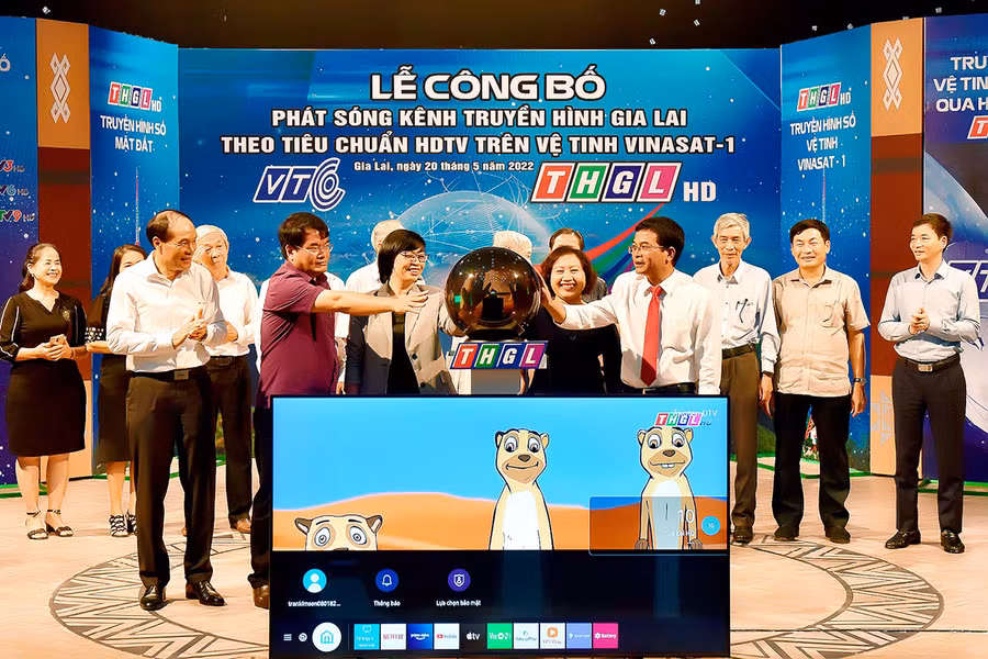  Lãnh đạo tỉnh, Đài PT-TH Gia Lai và các sở, ban, ngành cùng thực hiện nghi thức bấm nút công bố phát sóng kênh THGL theo tiêu chuẩn HD trên vệ tinh Vinasat-1. Ảnh: Đức Thụy