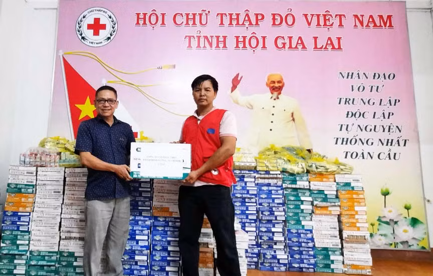 Tiếp nhận 400 thùng sữa dinh dưỡng do Công ty cổ phần thực phẩm dinh dưỡng Nutifood Việt Nam tài trợ. Ảnh: Hồng Ngọc