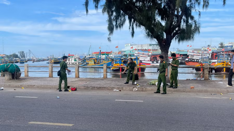 Cơ quan CSĐT khám nghiệm hiện trường vụ án sáng 12.5. Ảnh: H.L