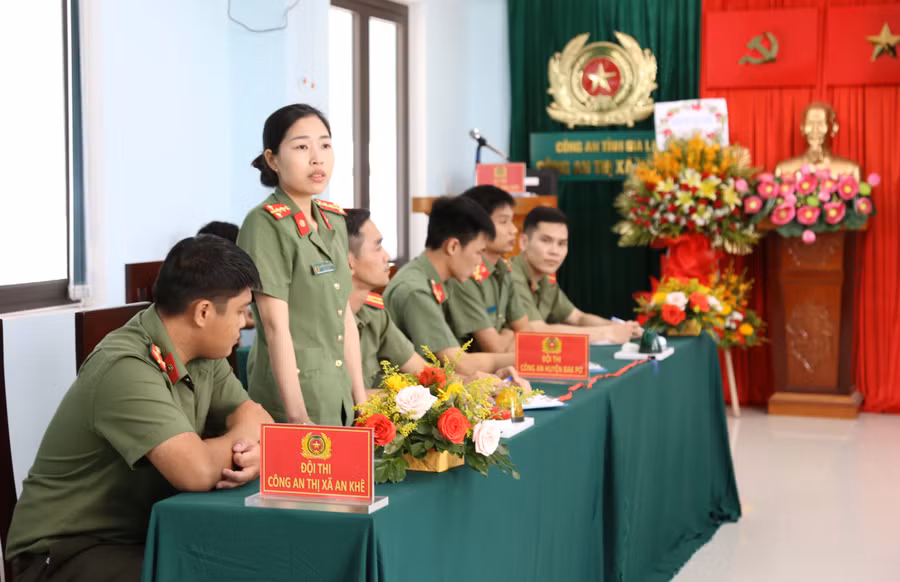 Thành viên Đội Công an thị xã An Khê trả lời một nội dung thi. Ảnh: Thúy Trinh
