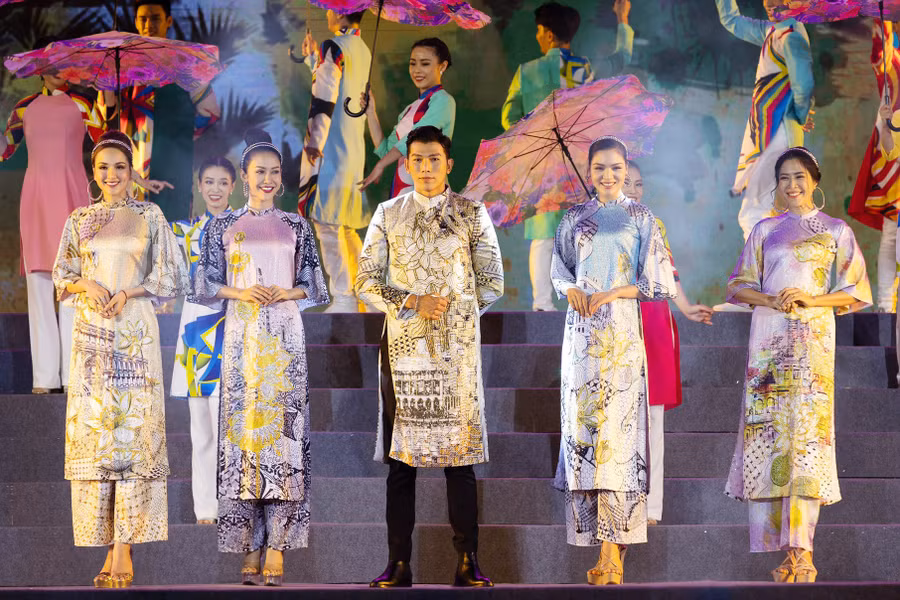 Hoa hậu Diễm Hương, siêu mẫu Ngọc Tình, MC Quỳnh Hoa tự tin sải bước trong những tà áo dài cách tân. Ảnh: SOHO