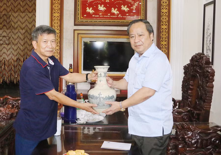 Thăm, tặng quà đồng chí Phạm Đình Thu-nguyên Phó Bí thư Thường trực Tỉnh ủy, Chủ tịch HĐND tỉnh. Ảnh: Quang Tấn