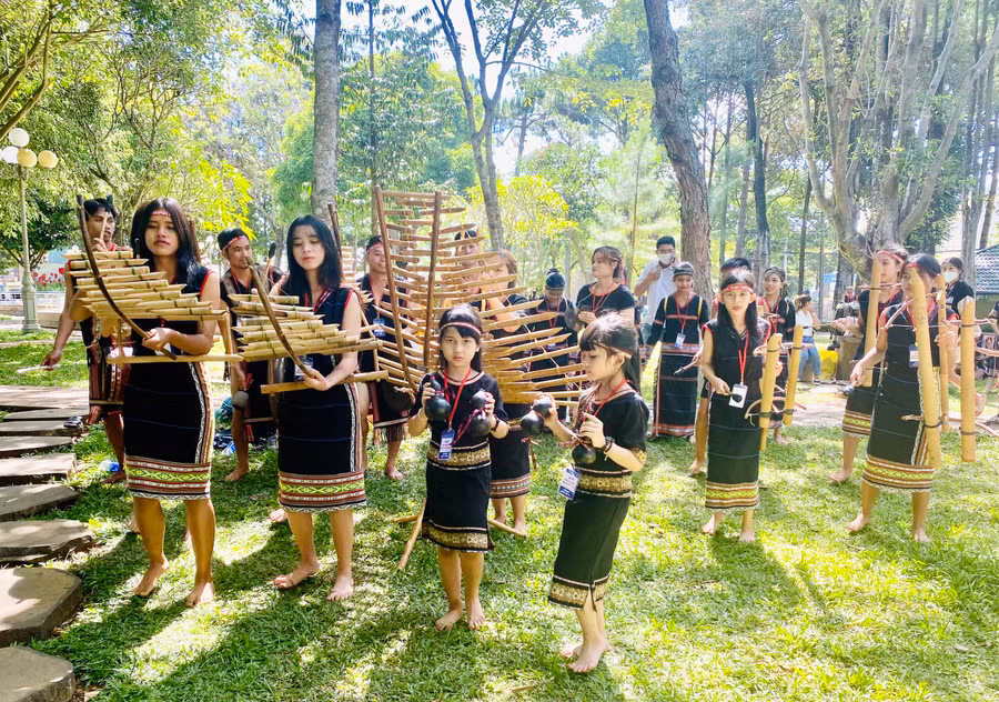 Nhóm nhạc của dòng họ R’Com tham gia biểu diễn tại Ngày hội Văn hóa các dân tộc thiểu số toàn tỉnh lần thứ nhất năm 2022. Ảnh: Trần Dung
