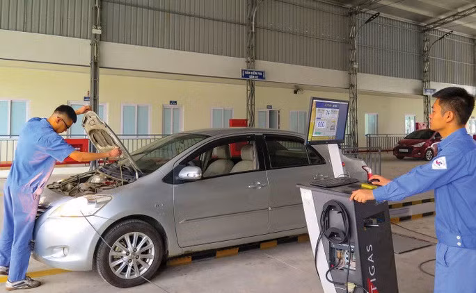 Đăng kiểm xe cơ giới tại một trung tâm đăng kiểm. Ảnh: Huy Lộc