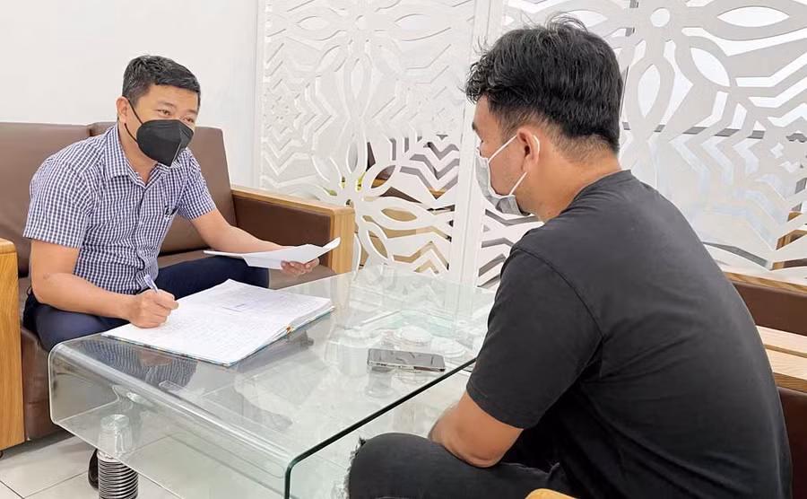Anh N.M.Trí trình bày sự việc với phóng viên tại tòa soạn. Ảnh: Duy Khang